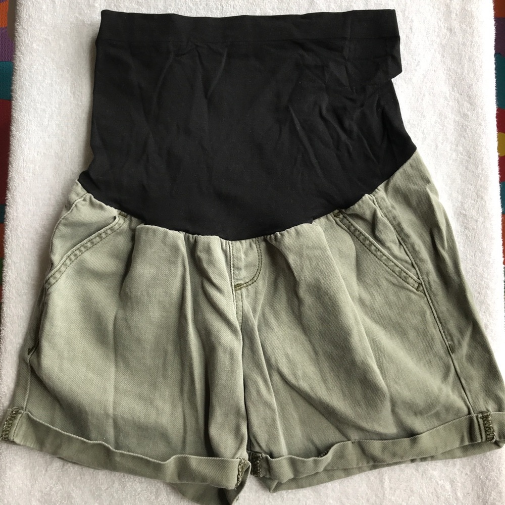Size 6 AGlow Maternity shorts